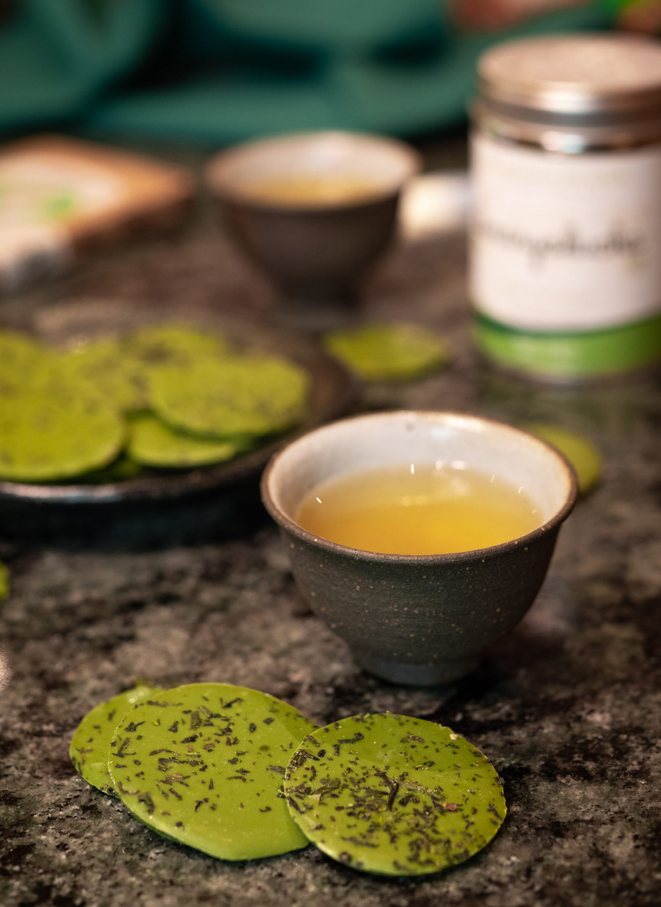 Thé vert japonais Tamaryokucha avec tablette de chocolat au matcha