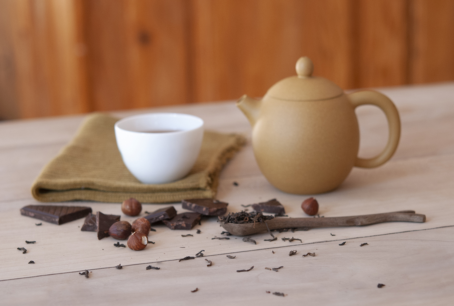 Théière, tasse de thé et carreaux de chocolat